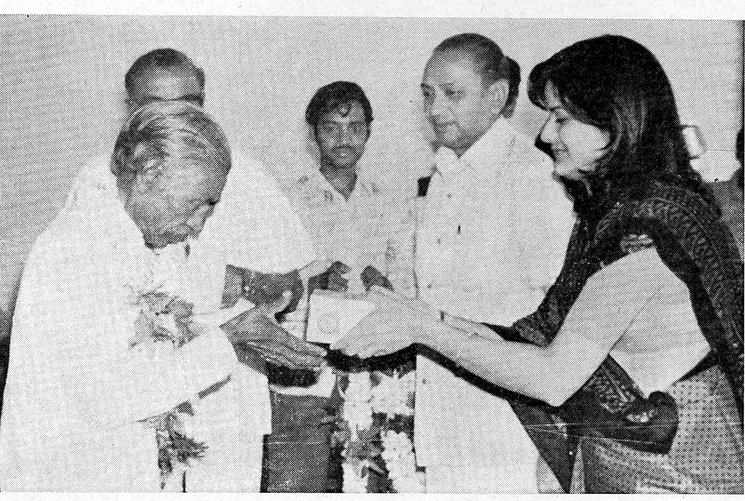 Smt. Roopaben B. Patel presenting gifts to workmen at a function held on their retirement on superannuation.